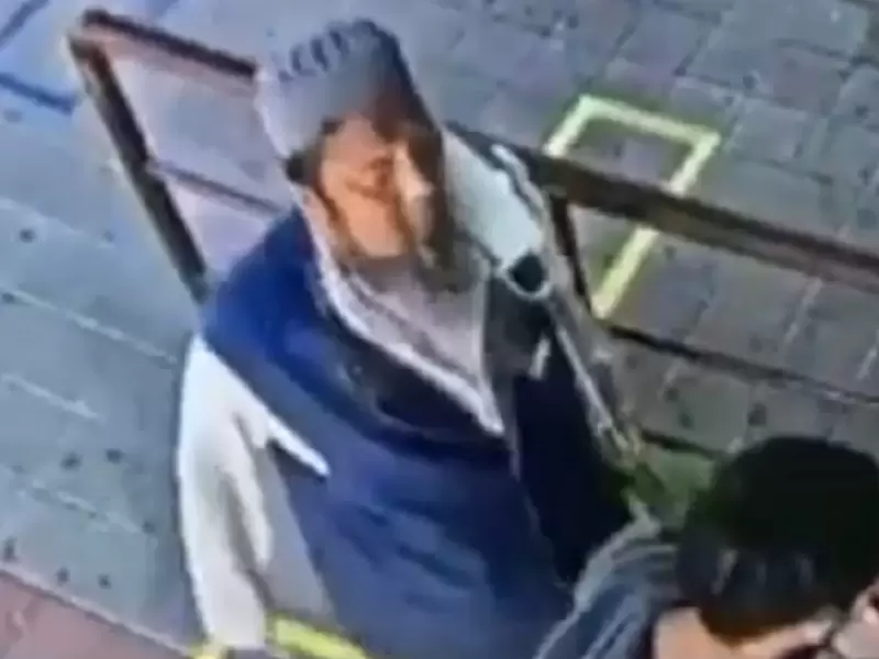 Hombre escupe a otro