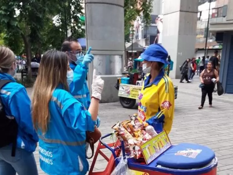 Vendedores ambulantes en el Centro de Medellín.