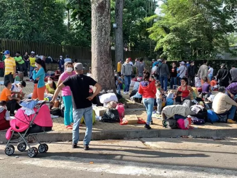 Diariamente llegan cientos de migrantes venezolanos al Parque del Agua en busca de ser trasladados a la frontera.