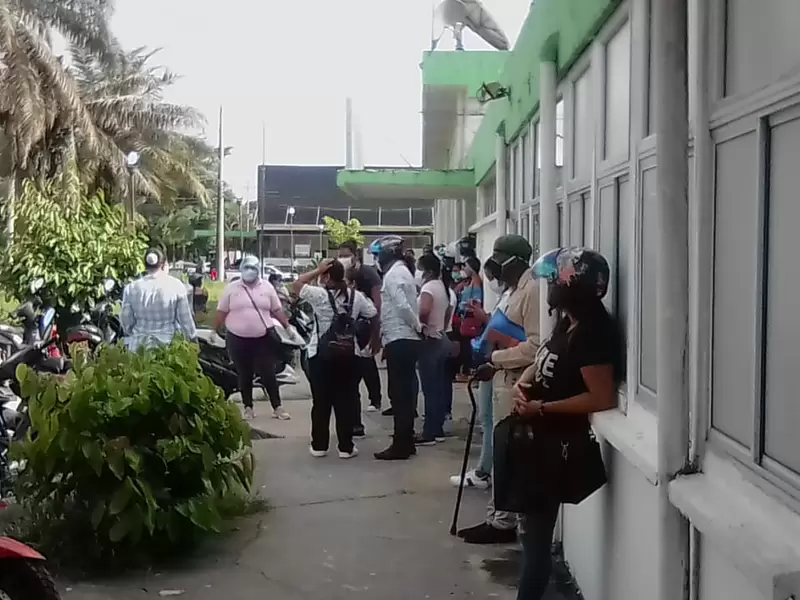 Pacientes esperando atención en hospital de Leticia