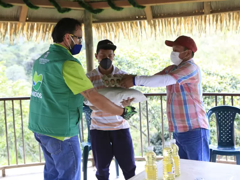 Entrega de ayudas a las comunidades indígenas.