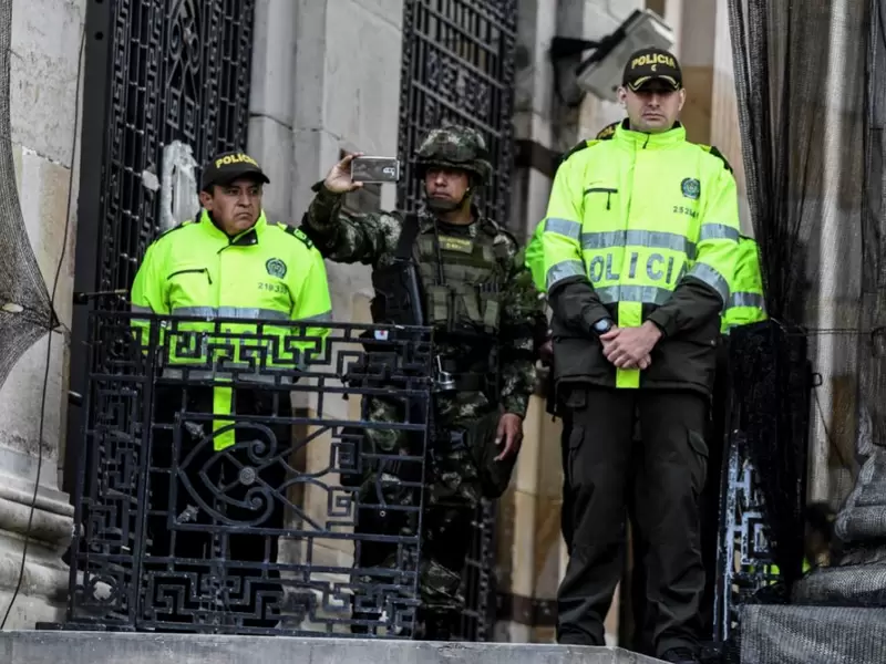 Uniformados de la Policía en las afueras del Congreso