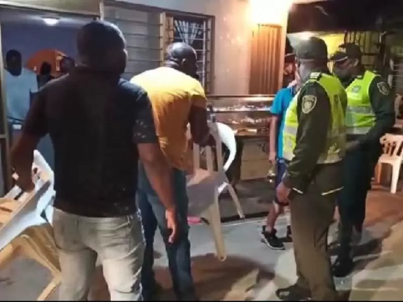 En una de las intervenciones dos agentes de la policía resultaron heridos en la cabeza con objetos contundentes.