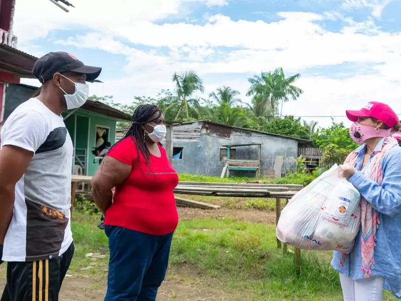 Primera Dama de la Nación entrega mercados a familias
