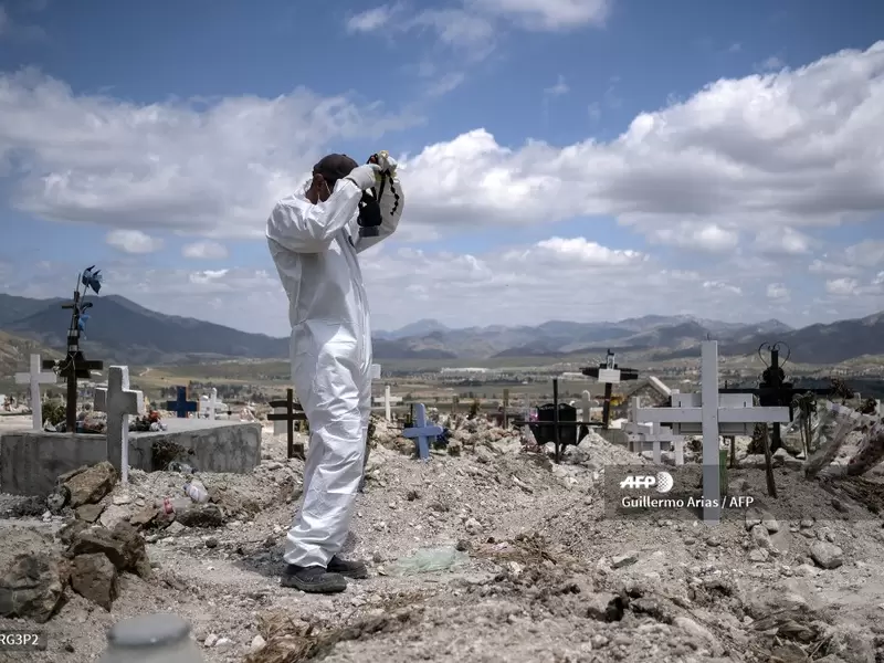Un trabajador prepara el cementerio de Tijuana, en México Un trabajador prepara el cementerio de Tijuana, en México