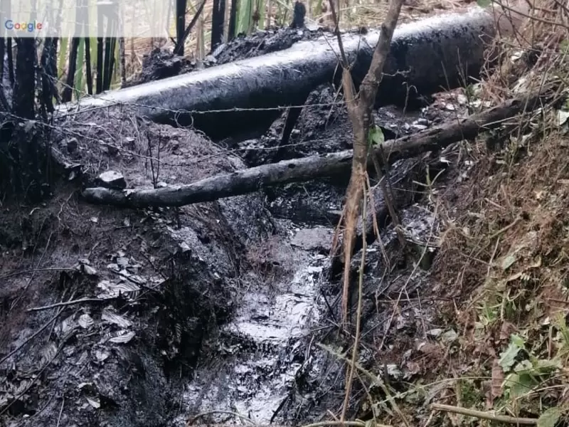 El ataque rompió el tubo y generó derrame del crudo.