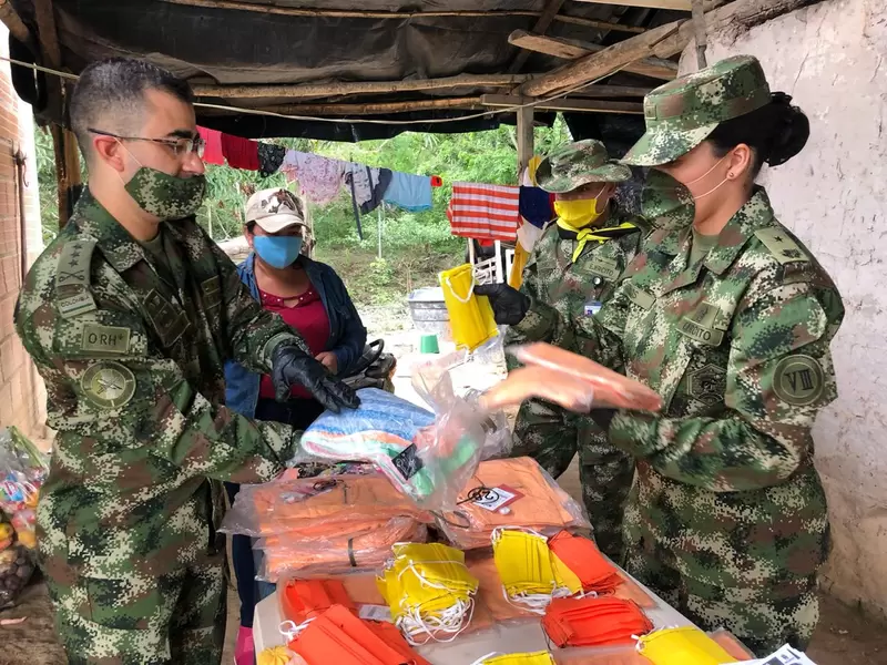 Ejército entregando ayudas