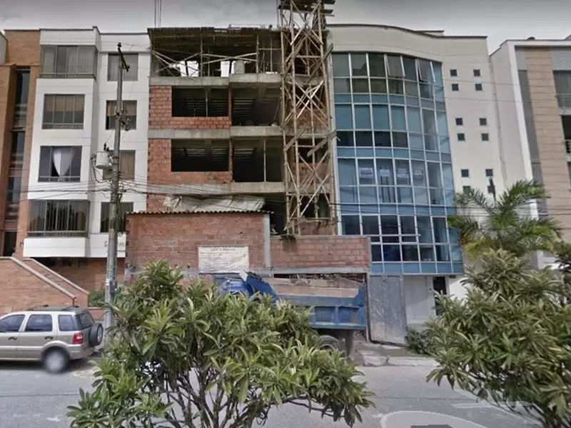 Edificios aledaños reportaron humedades y daños en sus apartamentos.