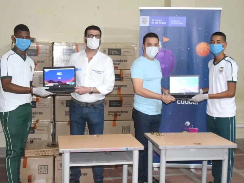 Estudiantes recibiendo los equipo electrónicos