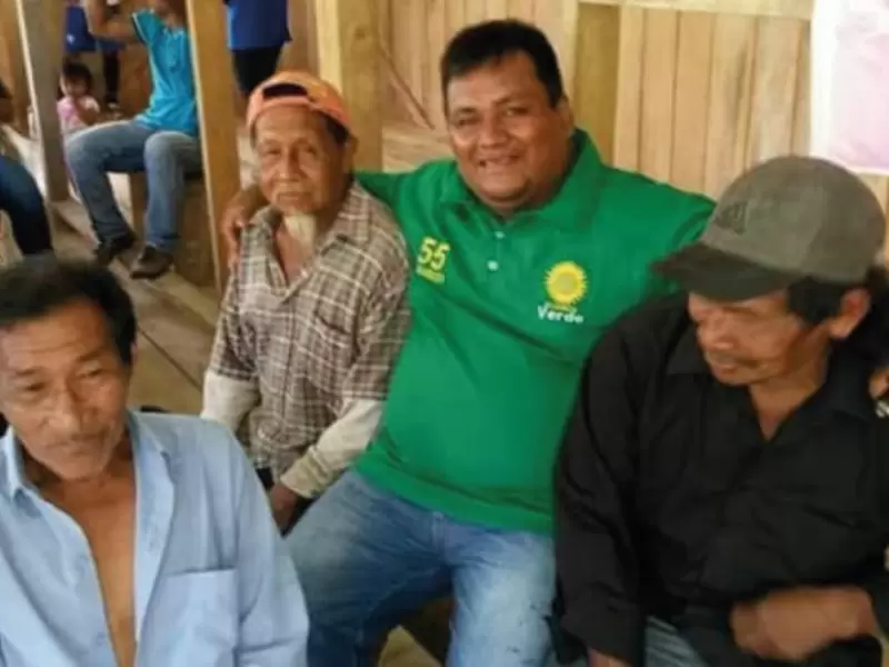 Diputado Camilo Suárez (centro), quien falleció por coronavirus