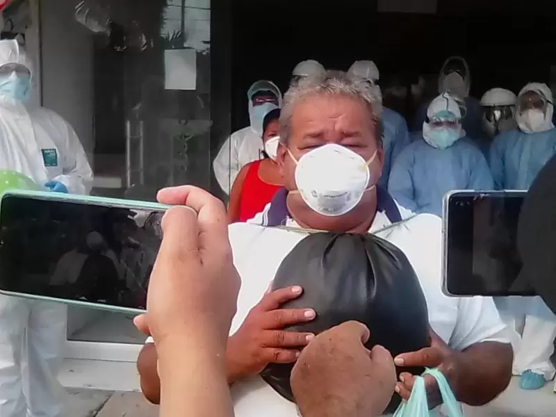 Grupo de médicos en el Hospital de Leticia