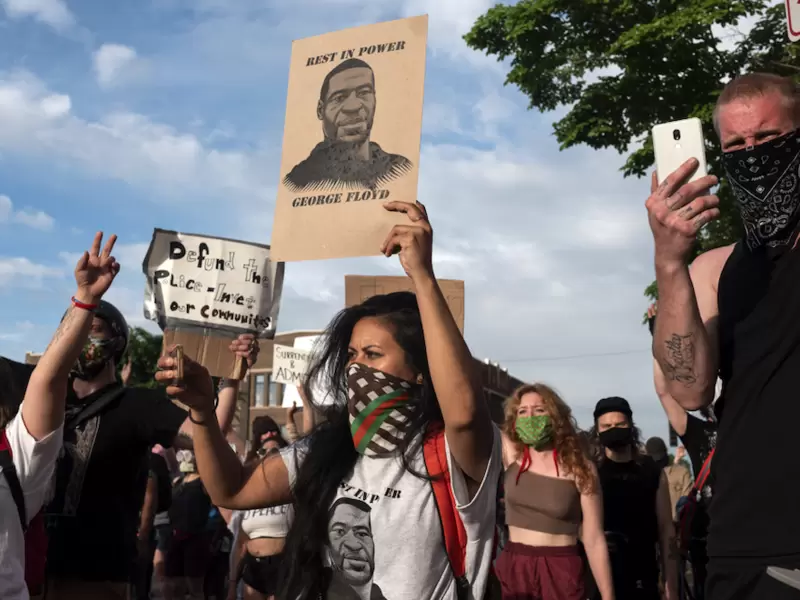 Protestas por muerte de afroamericano a manos de policía en EE.UU.