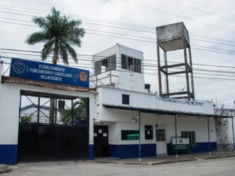 900 contagiados con la COVID-19 dentro del centro penitenciario .