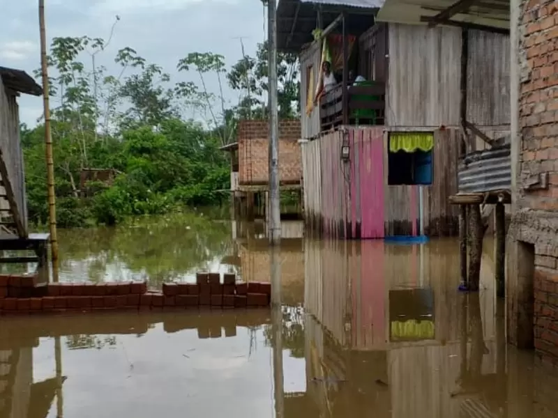 El Rio Mira se metió en las casas de los habitantes de Imbil+i