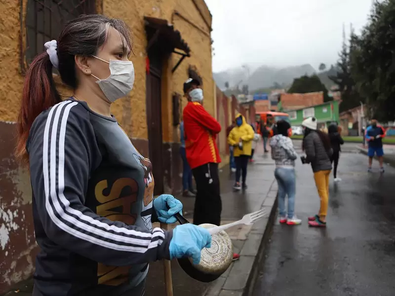 Cacerolazo en el centro para pedir ayudas