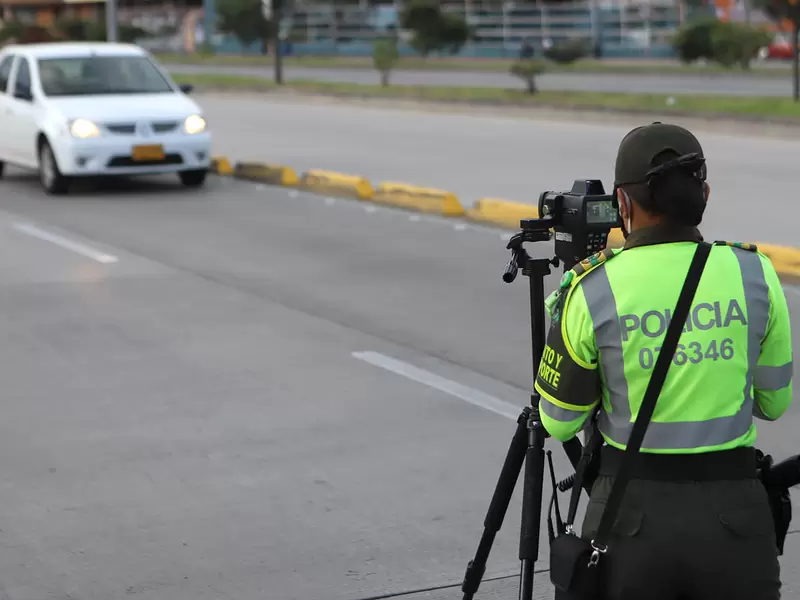 Operativos de control de velocidad / cámaras salvavidas en Bogotá / Policía de Tránsito