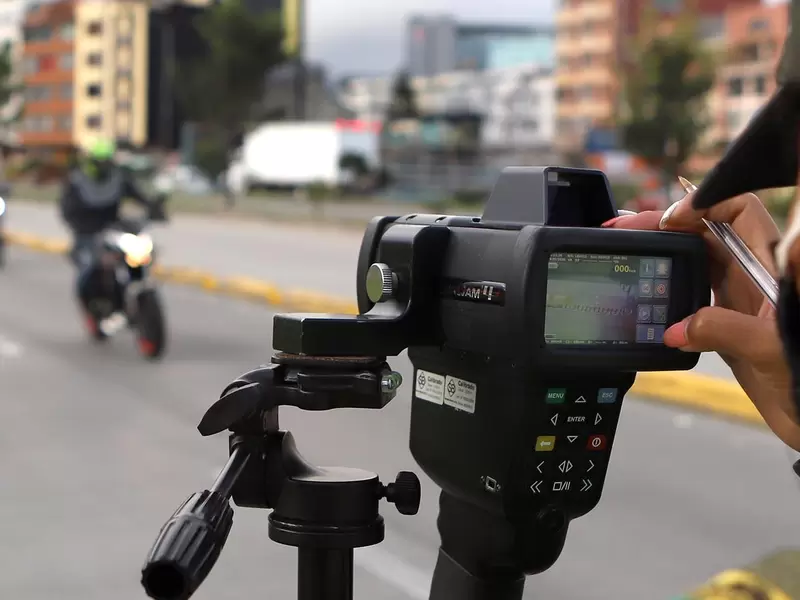 Operativos de control de velocidad / cámaras salvavidas en Bogotá / Policía de Tránsito
