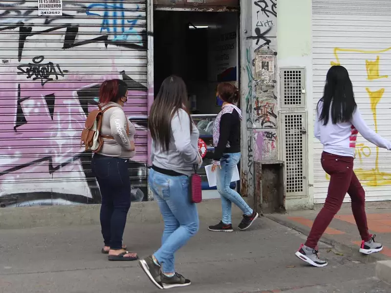 Violación de cuarentena en Bogotá en comercio / coronavirus en Colombia