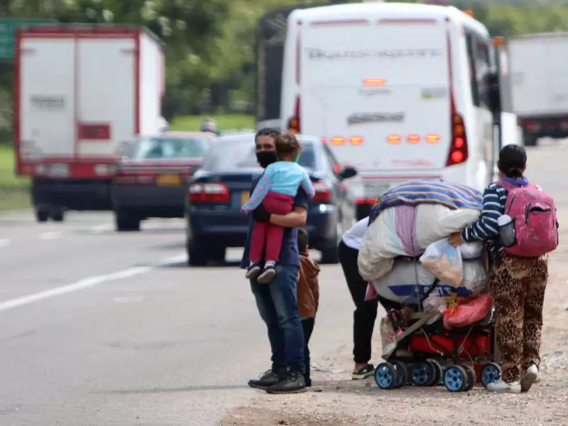Venezolanos varados en Bogotá que piden regresar a su país.