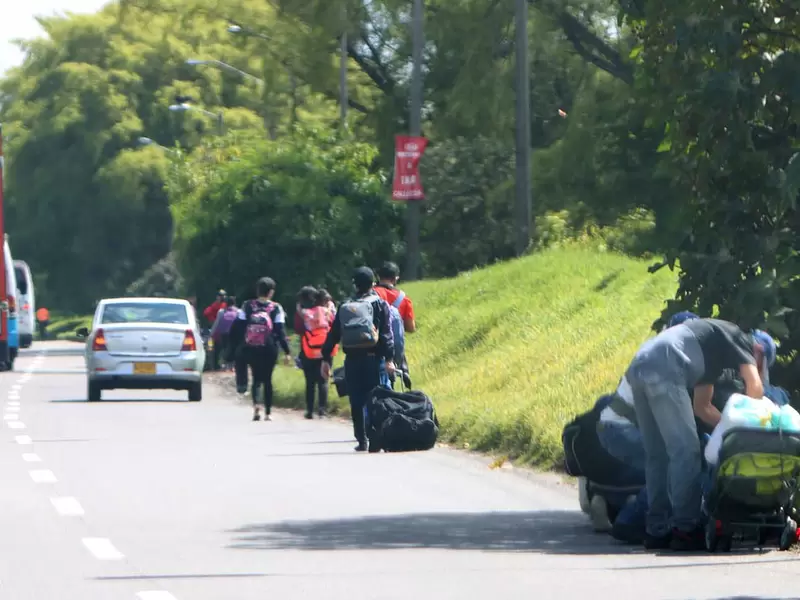 Venezolanos varados en Bogotá que piden regresar a su país.