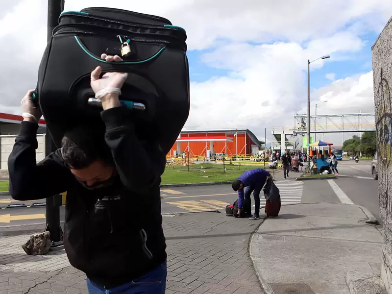 Venezolanos varados en Bogotá que piden regresar a su país.