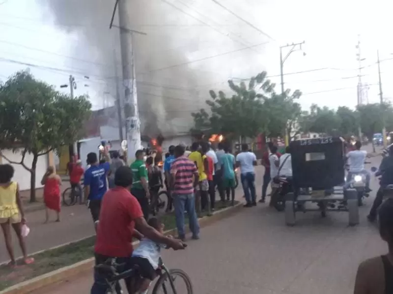 curiosos se agolparon en frente de la ferretería.
