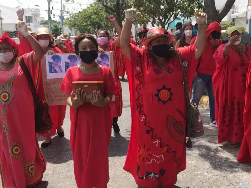 Mujeres indígenas Wayúu, protestan contra la cremación