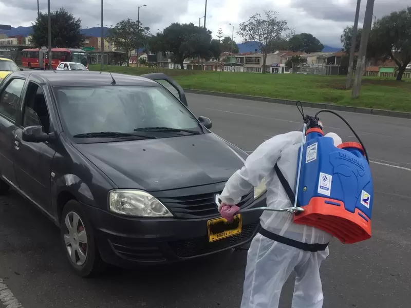Desinfección de vehículos en medio de la cuarentena, en Bogotá.