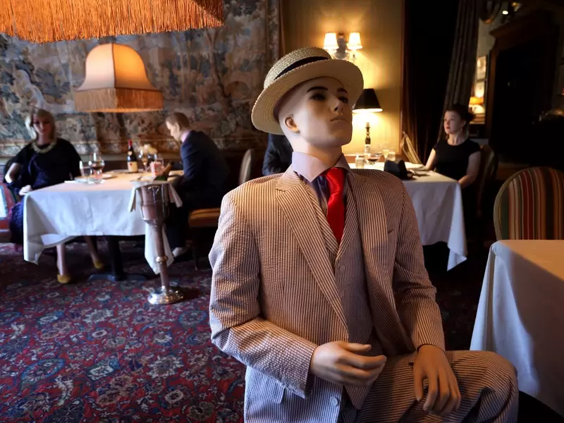 Maniquíes en restaurante
