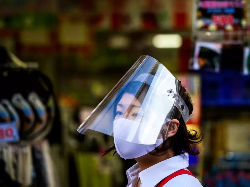 Mujer usa una máscara en Tokio 24 de mayo de 2020