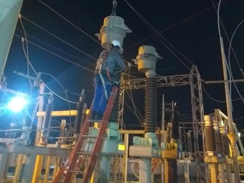 Trabajos de los operarios de Electricaribe en la subestación Riohacha