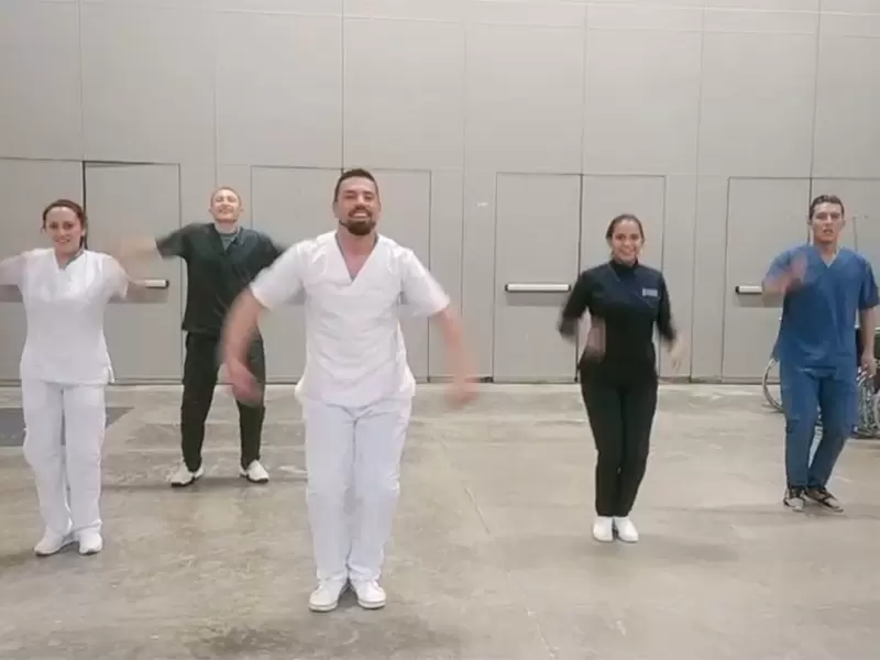 Profesionales de salud despedidos por estar en Tik Tok