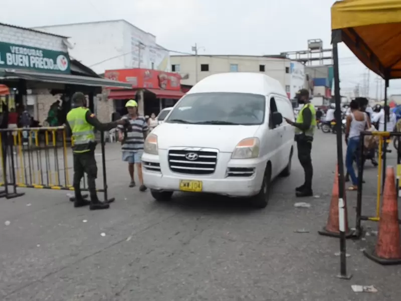 Se han establecido cierres viales para controlar el acceso a la central de abastos de la ciudad.
