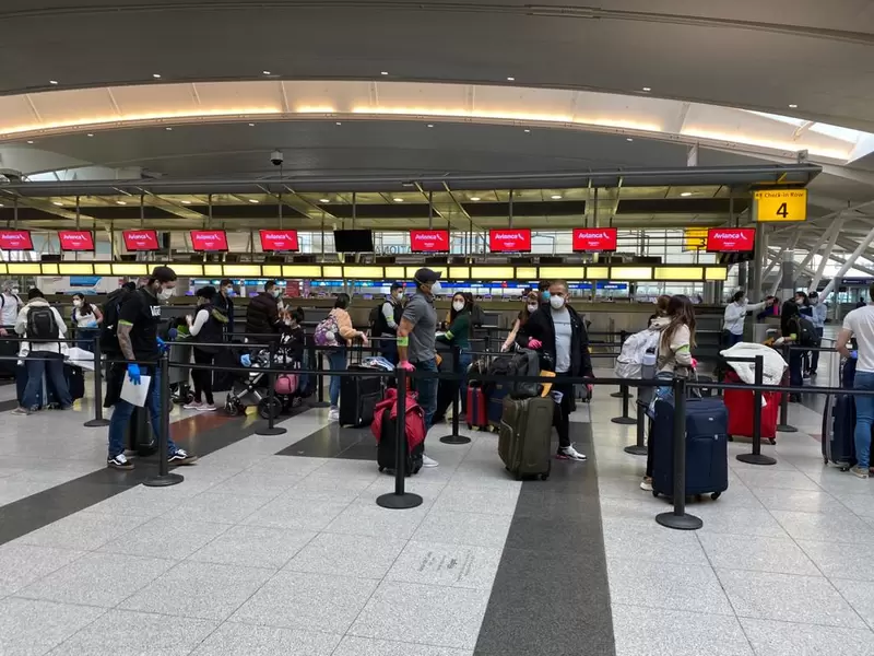 Colombianos repatriados llegan al aeropuerto El Dorado