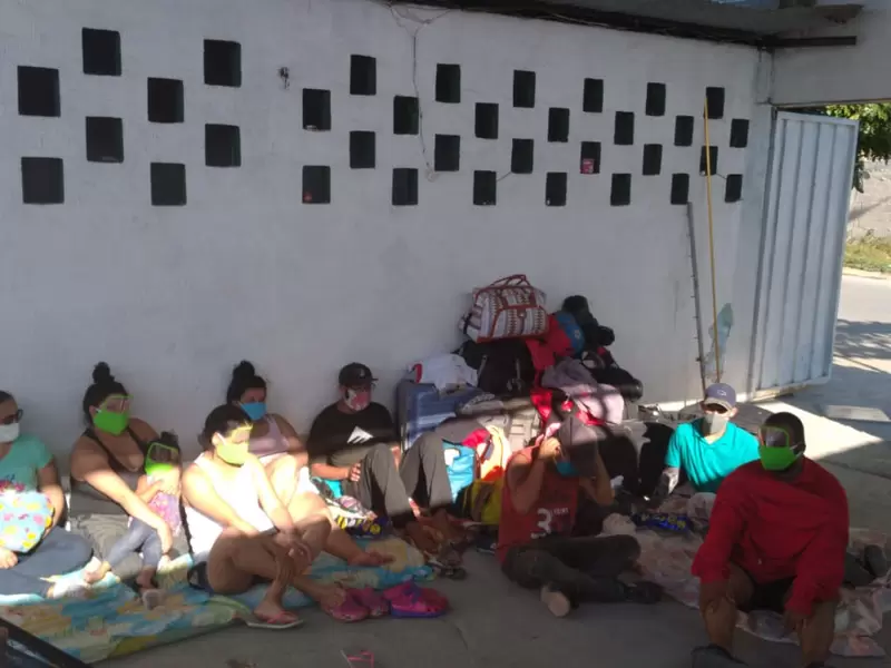 Colombianos varados en Ecuador emprenden la caminata