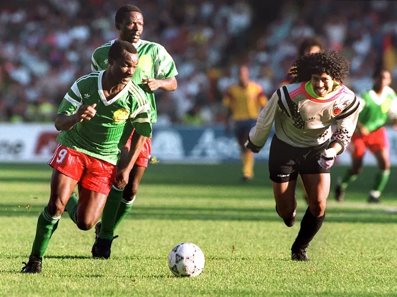 Roger Milla y René Higuita - Mundial Italia 1990