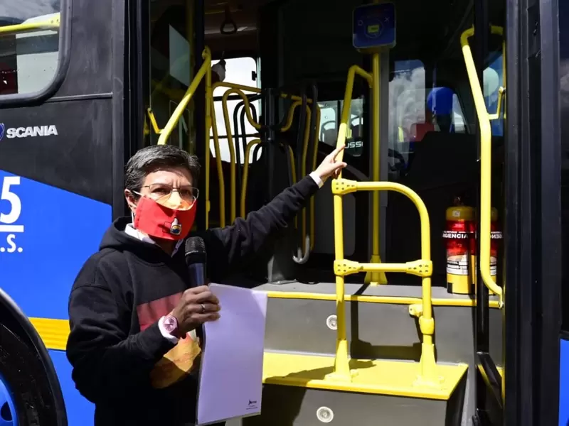 División con láminas en buses del Sitp / Claudia López