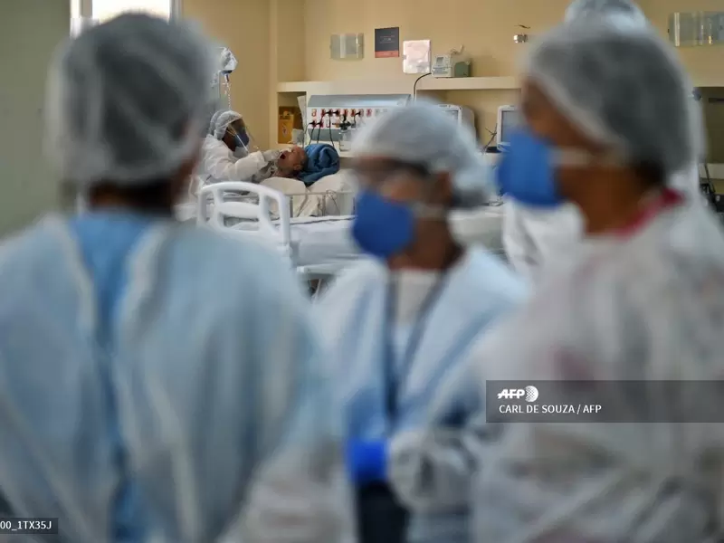 Médicos atienden a paciente en Niteroi, Río de Janeiro Médicos atienden a paciente en Niteroi, Río de Janeiro
