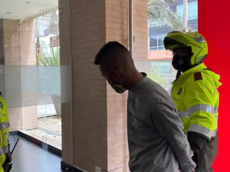 Policías detienen a ladrón en Usaquén Policías detienen a ladrón en Usaquén