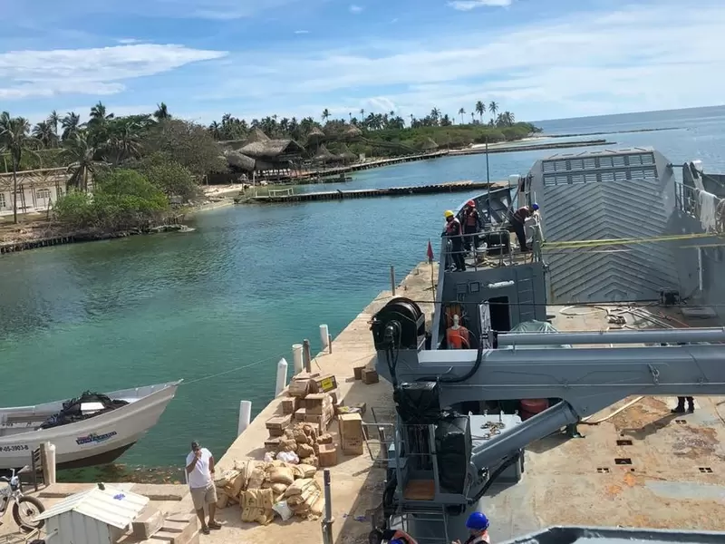Armada entrega ayudas humanitarias y 150,000 litros de agua a habitantes de archipièlago de San Bernardo