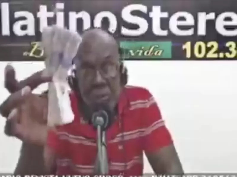 El periodista mostró el dinero en una transmisión en vivo de Platino Stéreo.