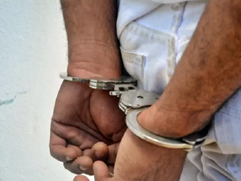 Esposado / detenido
