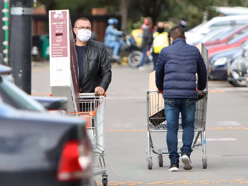 Día sin IVA: largas filas en establecimientos