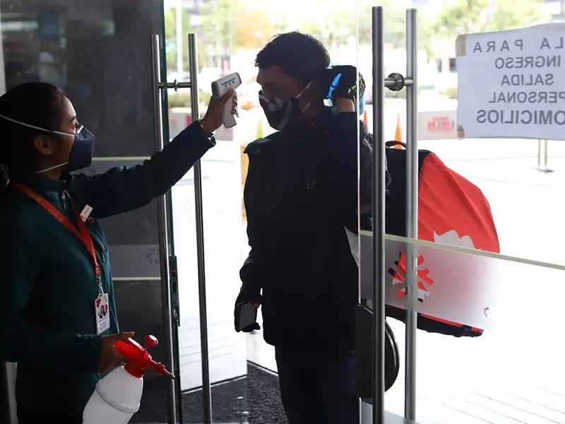 Ciudadanos comenzaron a llegar nuevamente a los centros comerciales, que reabren sus puertas.