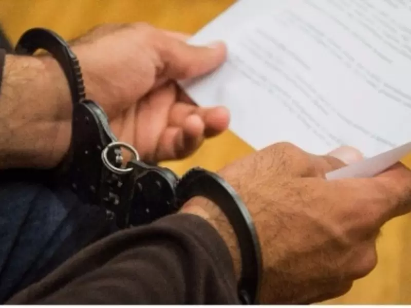 Líder comunal de Medellín conducía un carro, al parecer, con licencia falsa y fue detenido por la Policía