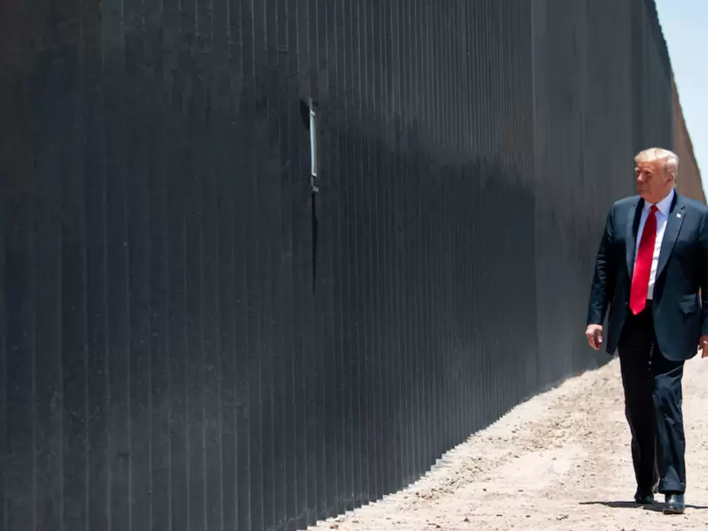 Donald Trump junto al muro fronterizo entre EE.UU. y México