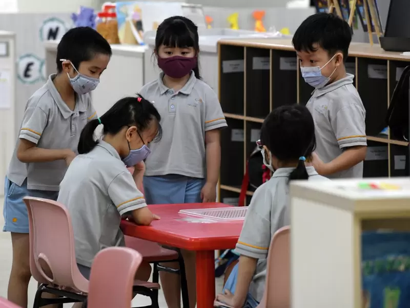 Regreso de niños a colegios / coronavirus en Singapur