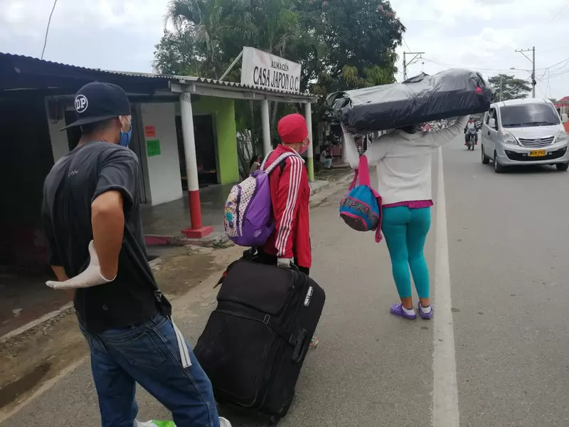 Migrantes venezolanos caminan