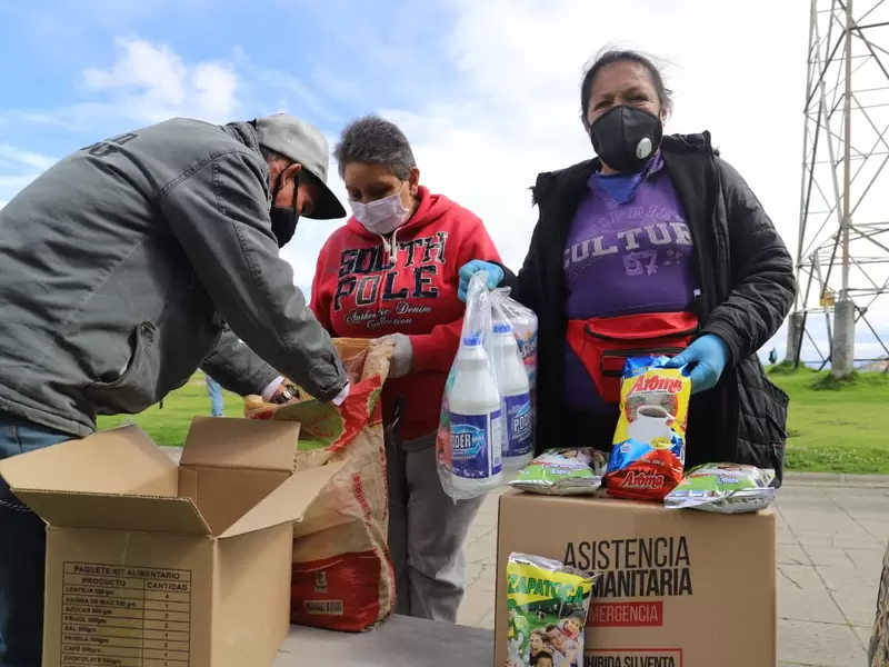 Vendedores informales de Bogotá reciben ayudas en la pandemia
