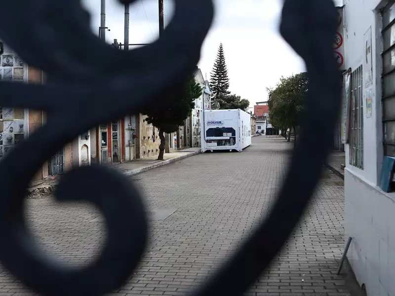 Contenedores para cadáveres en Bogotá / Cementerios de Bogotá en crisis por pandemia